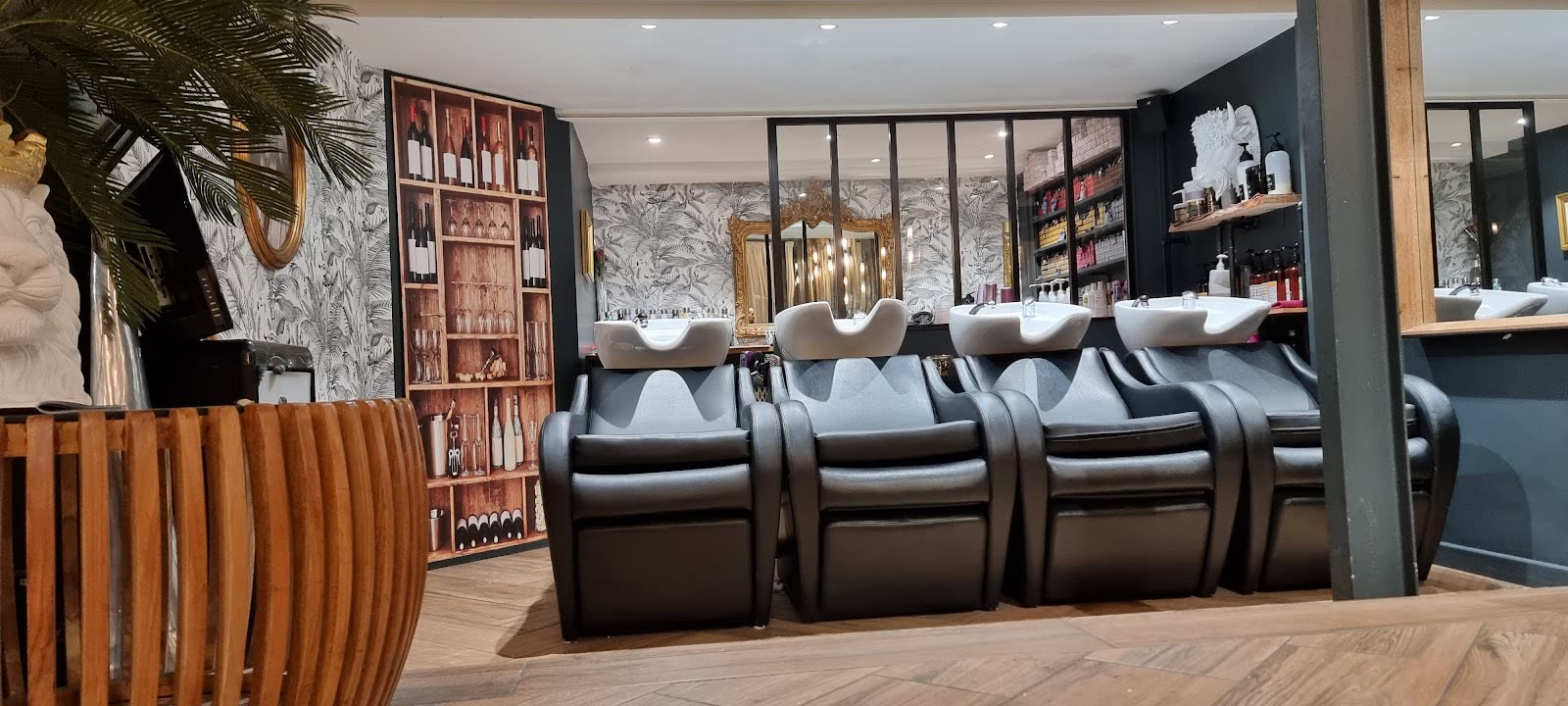 Bacs de shampoing du salon Unik à Nice, devant un miroir ancien doré