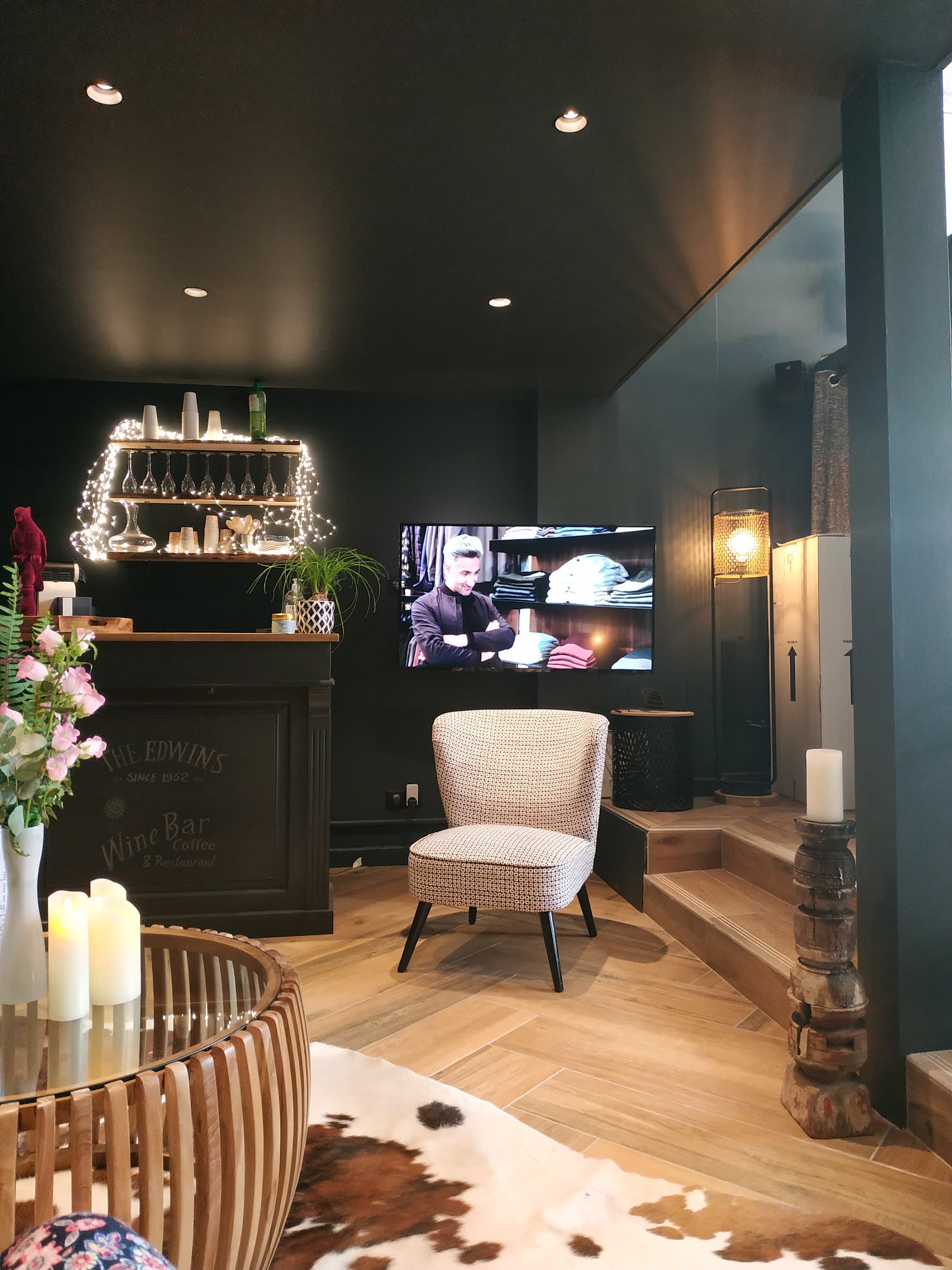 Espace détente et wine bar du salon Unik à Nice