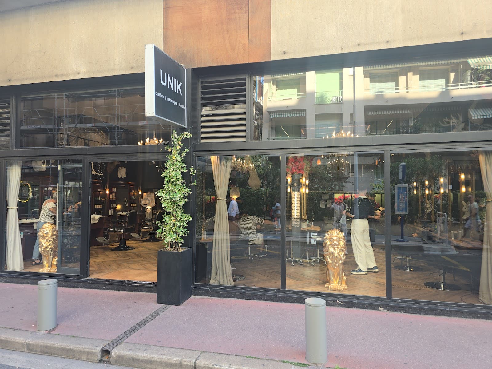 Façade du salon Unik à Nice, 15 Rue Alberti, avec ses lions dorés